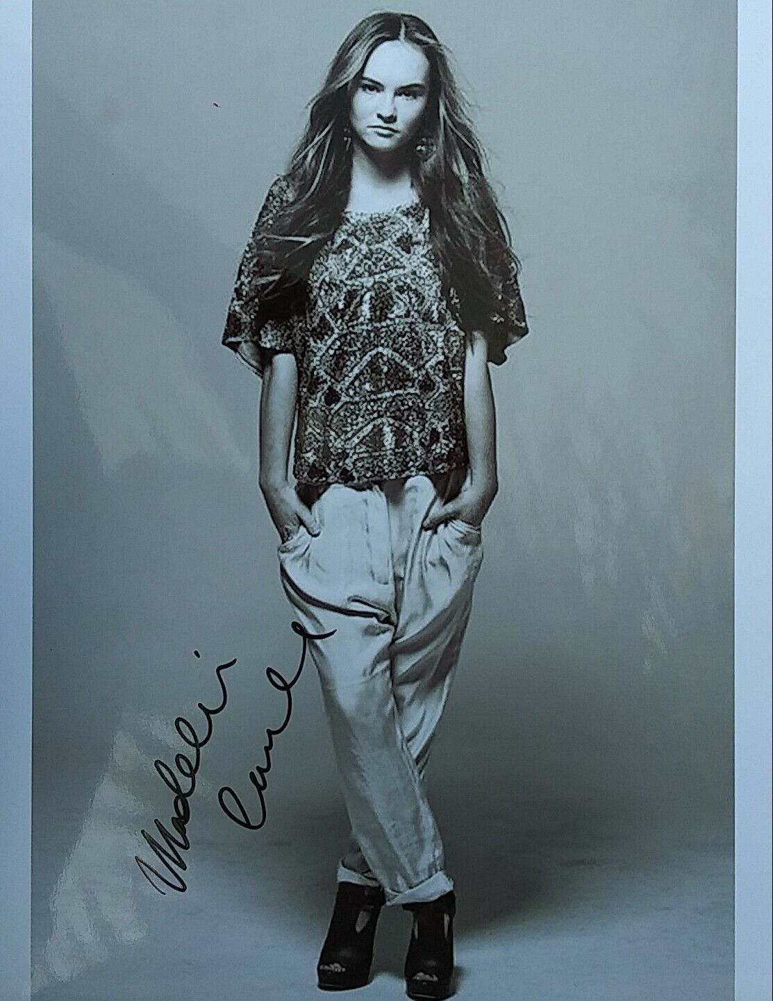 Madeline Carroll signed 8 x 10