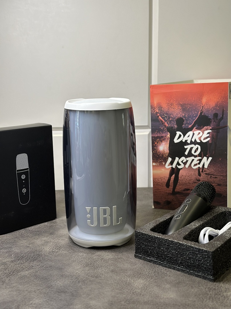 Bluetooth speaker with dual microphones
