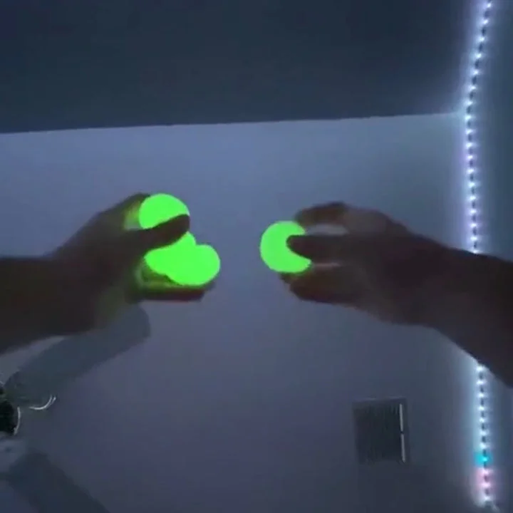 GLOW CEILING BALLS(4 PACK)