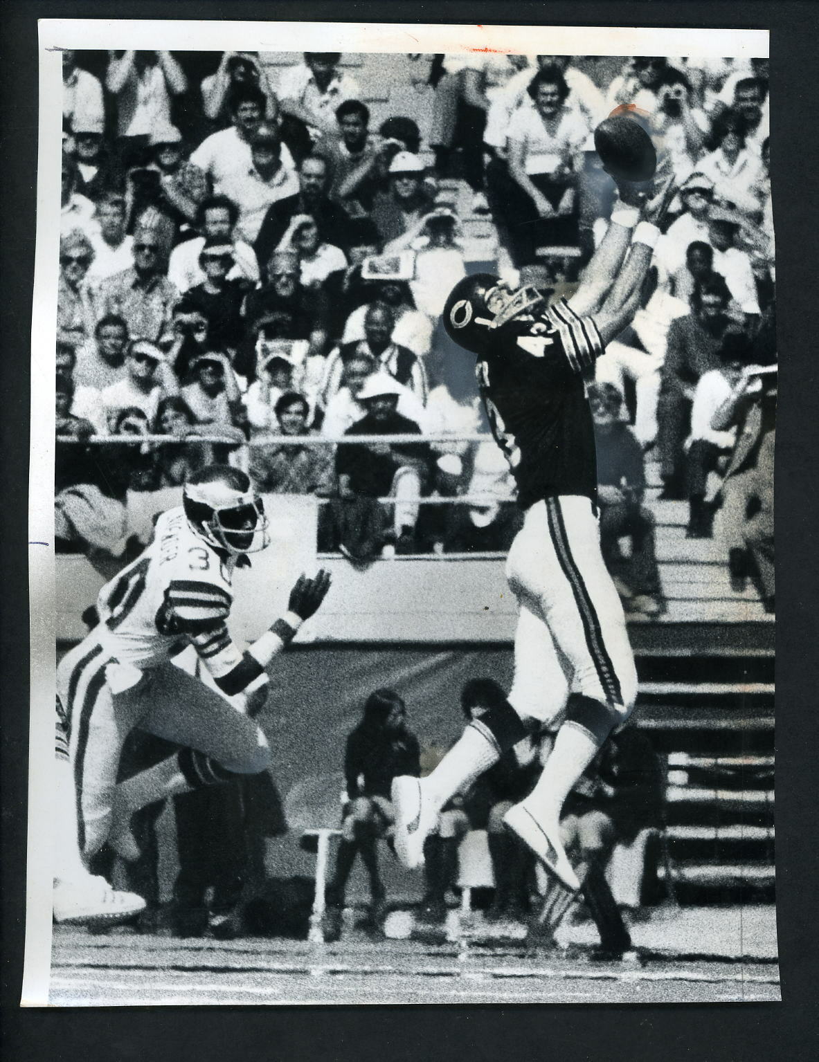 George Farmer catches a pass 1975 Press Photo Poster painting Chicago Bears