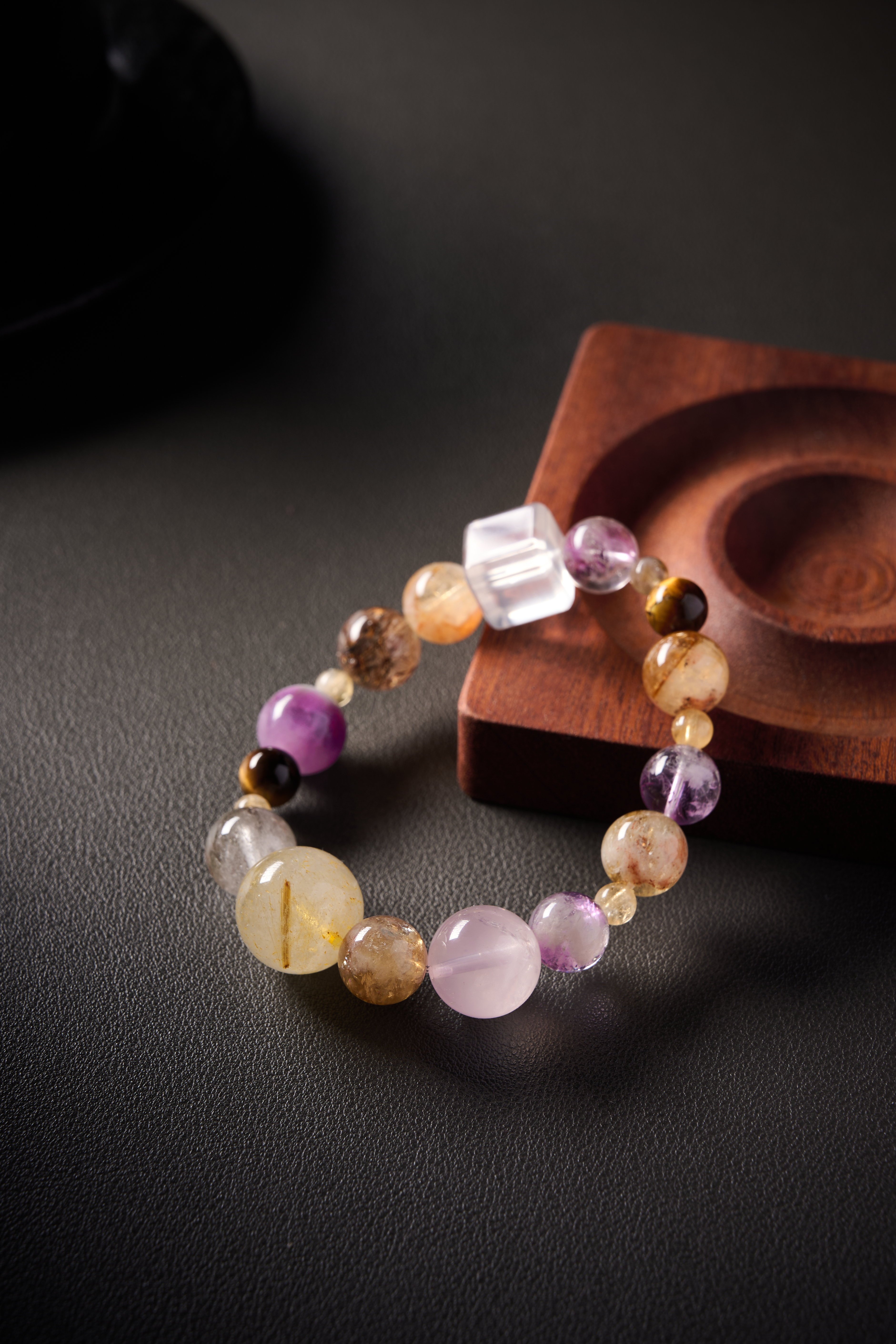 Detail focus – cube clear quartz spacer with surrounding beads, transparent and crisp facets.