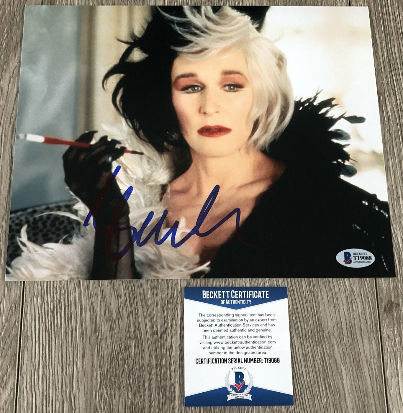 GLENN CLOSE SIGNED 101 DALMATIANS 8x10 Photo Poster painting w/EXACT PROOF & BAS BECKETT COA