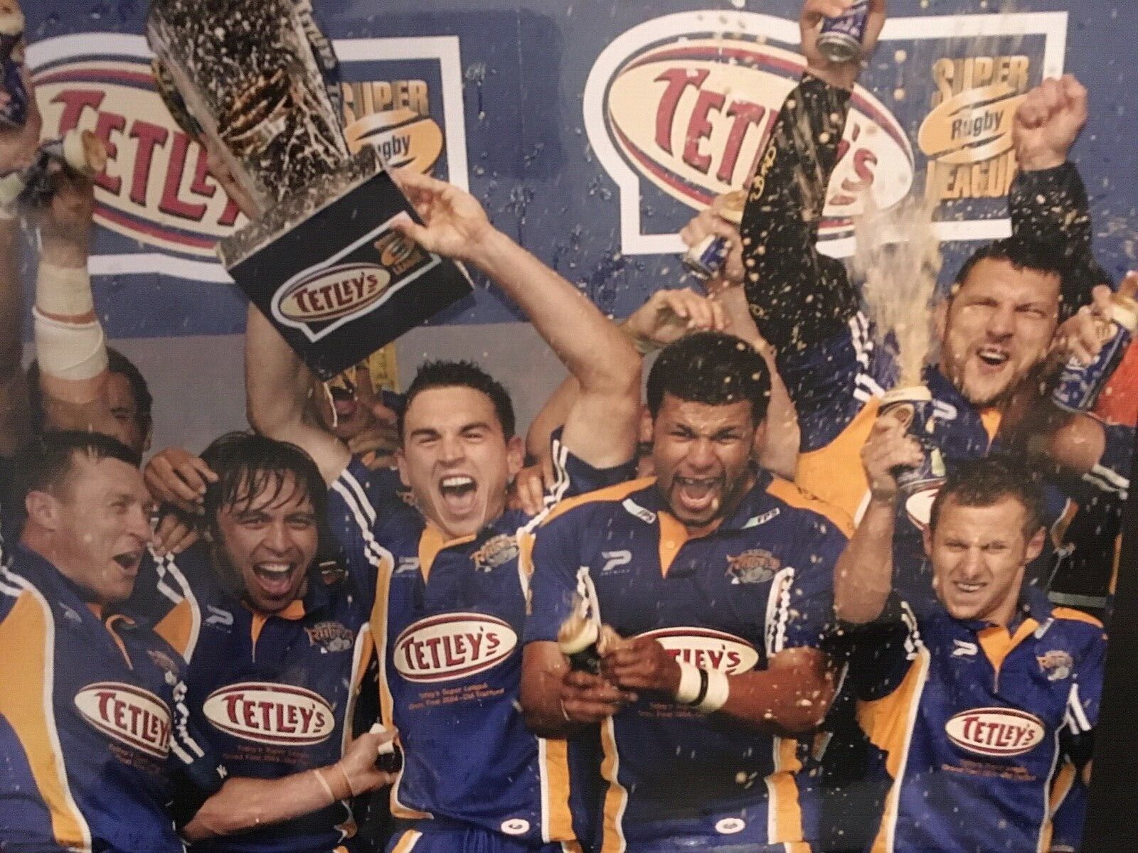 KEVIN SINFIELD - LEEDS RHINOS CELEBRATION - BRILLIANT UNSIGNED Photo Poster paintingGRAPH