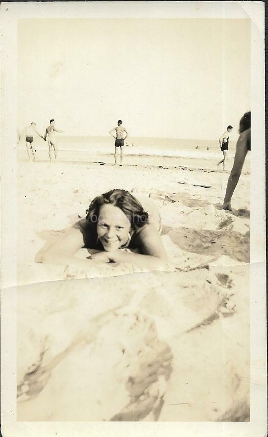 Vintage FOUND Photo Poster paintingGRAPH bw A DAY AT THE BEACH Original SNAPSHOT JD 110 4 Q