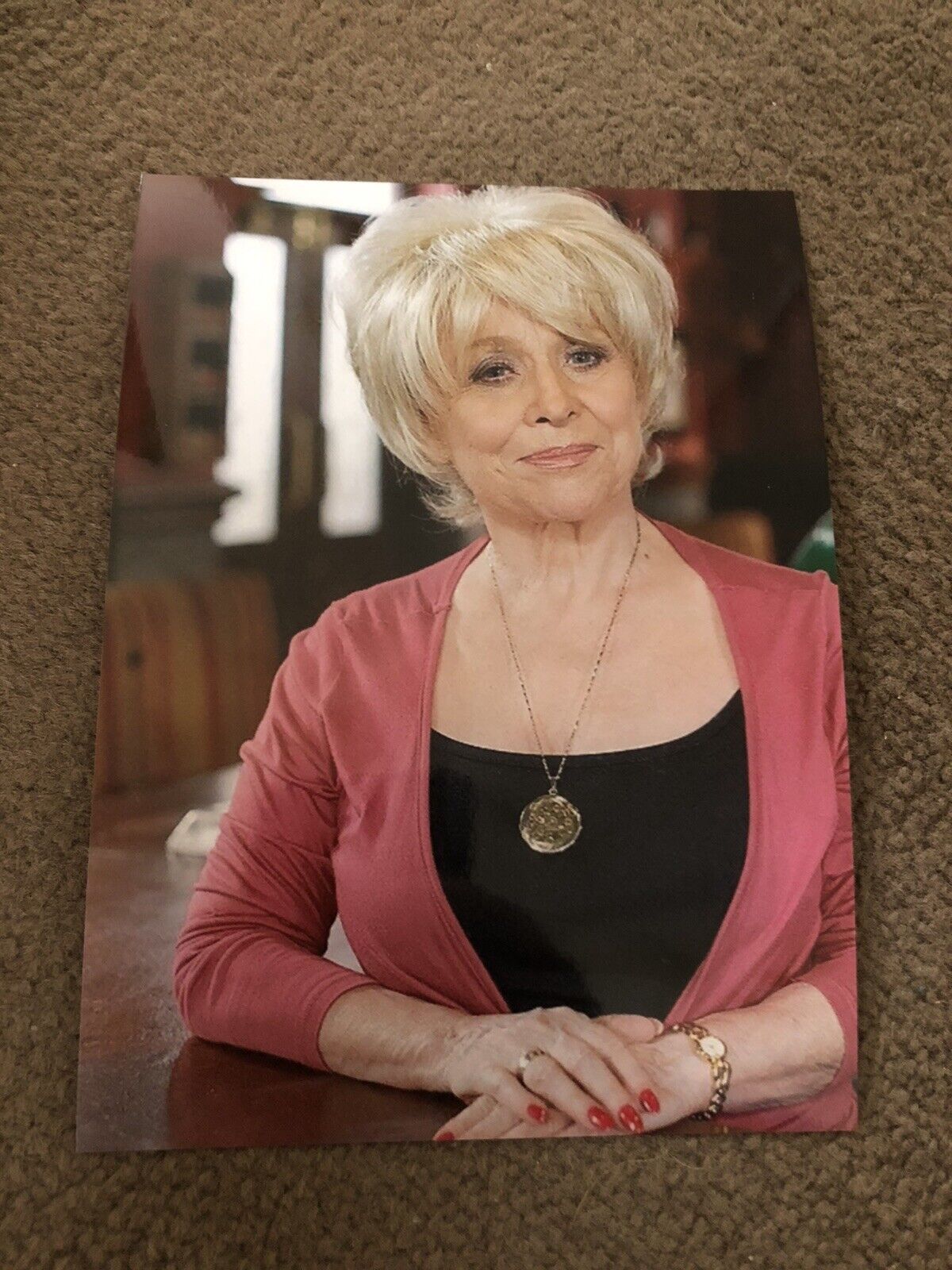 BARBARA WINDSOR (EASTENDERS) UNSIGNED Photo Poster painting- 7x5”