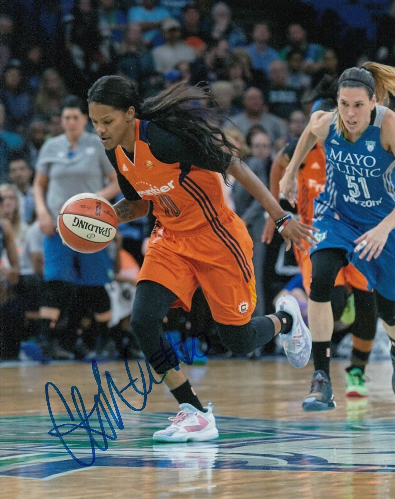 COURTNEY WILLIAMS signed (CONNECTICUT SUN) WNBA Basketball 8X10 Photo Poster painting W/COA #1