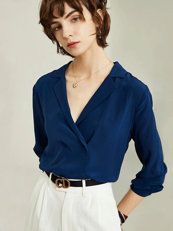 Blouse en soie col v bleue marine 1