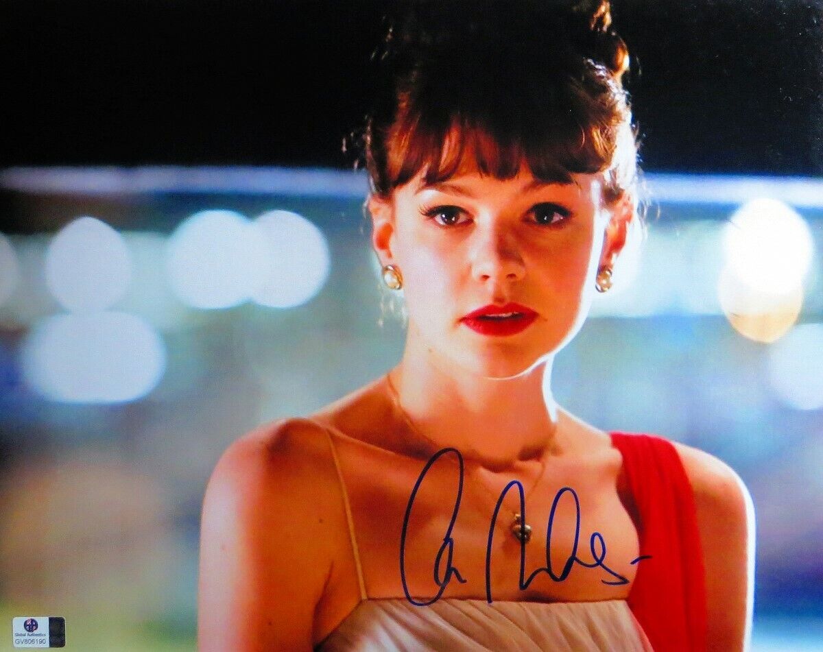 Carey Mulligan Signed Autographed 11X14 Photo Poster painting An Education Close-Up GV806190