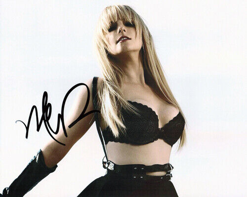 Autographed Photo Poster painting Melissa Rauch Signed 8 x 10