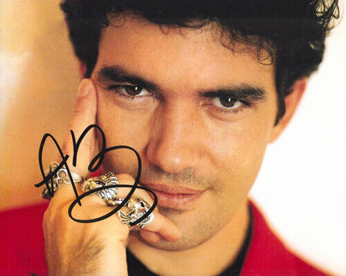 Autographed Photo Poster painting Antonio Banderas signed 8 x 10