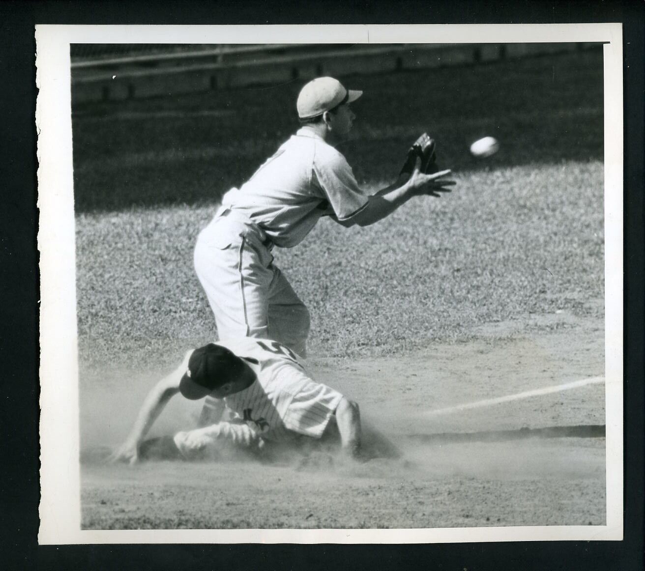 Tommy Henrich Johnny Lucadello 1946 Type 1 Press Photo Poster painting Yankees St. Louis Browns