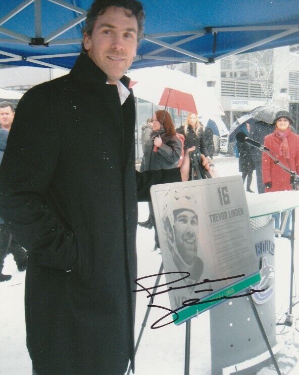 TREVOR LINDEN SIGNED VANCOUVER CANUCKS GATE 16