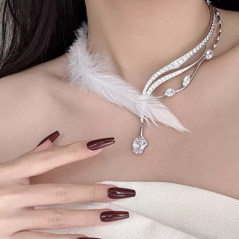 Sweet and cool style diamond-encrusted feather asymmetrical necklace with unique design niche style elegant collarbone chain light luxury and high-end necklace for women