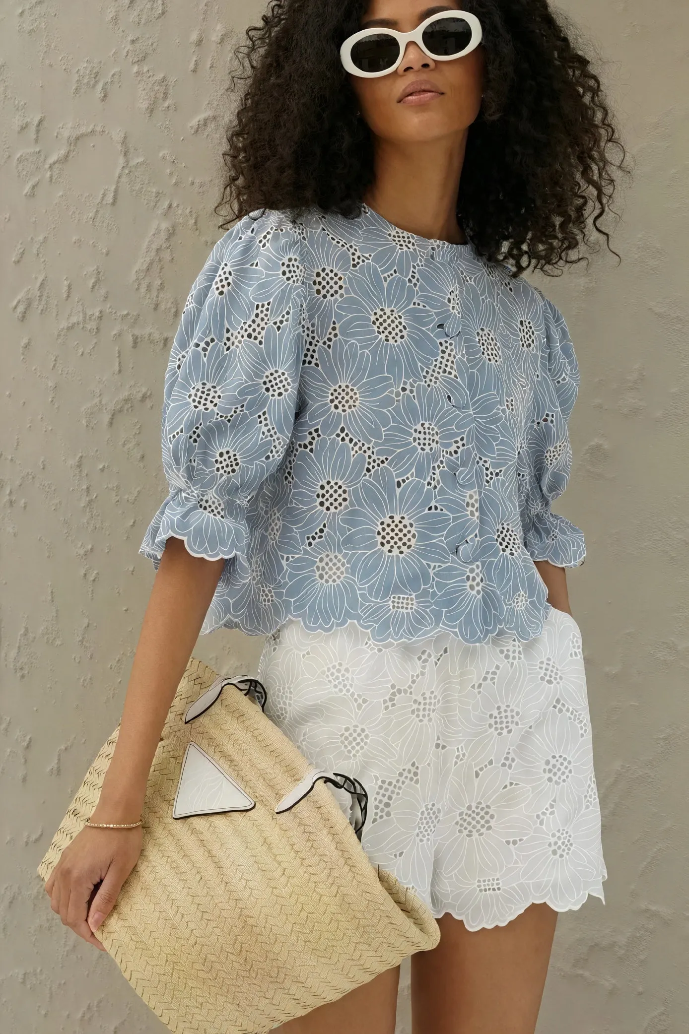 Kleidhaus Damen Zweiteiler – Blaues Blumen Cut-Out Top & Weiße Shorts, Sommer Set, S-XL-83298-68519558-bad7-4b28-b7fe-525e7949b284