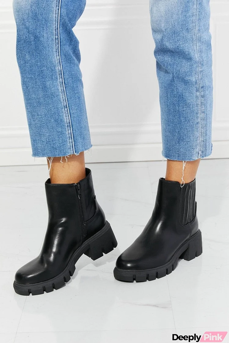 MMShoes What It Takes Lug Sole Chelsea Boots in Black