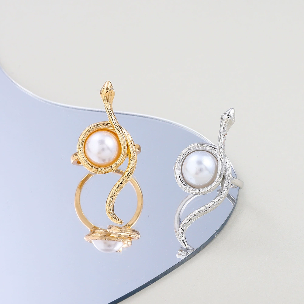 Serpentine gold-plated twisted pearl ring