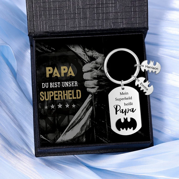 Personalisierbare 2 Namen Unser Superheld heißt Papa Batman Schlüsselanhänger-Geschenk mit Nachrichtenkarte