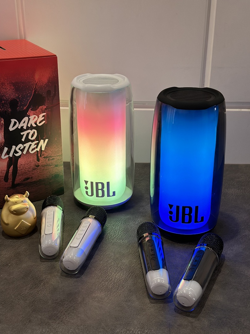 Bluetooth speaker with dual microphones