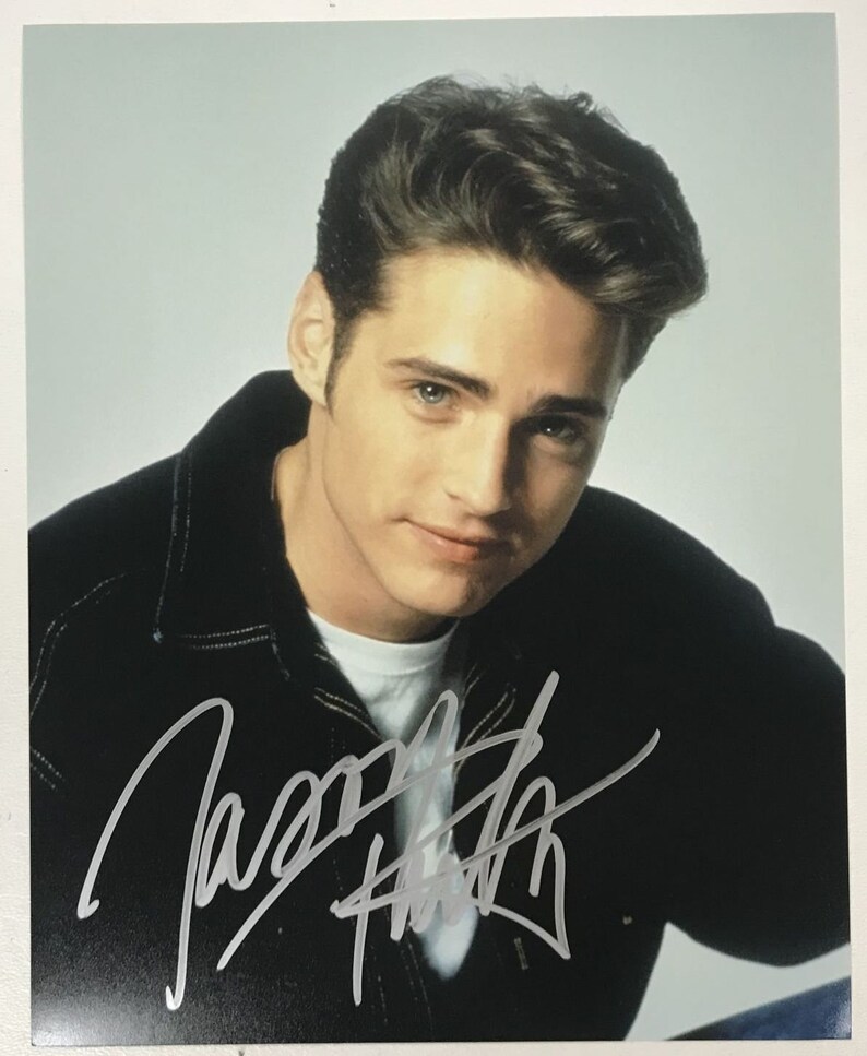 Jason Priestly Signed Autographed Glossy 8x10 Photo Poster painting - COA Matching Holograms