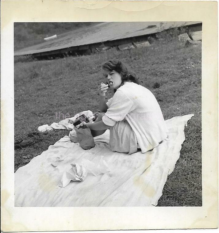 Vintage FOUND Photo Poster paintingGRAPH bw MID CENTURY GIRL Original 1940′s Woman 19 11 C