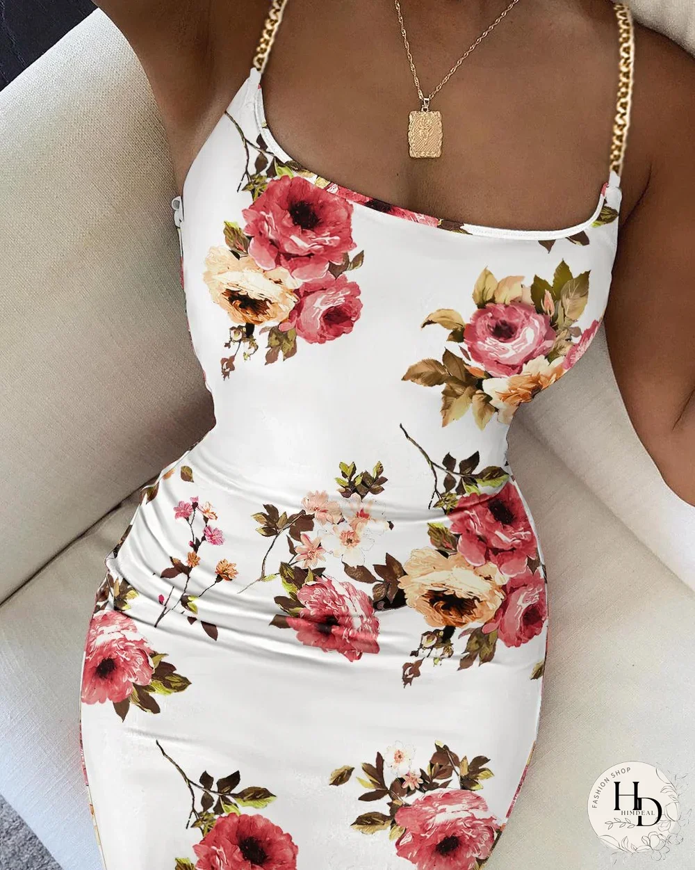 Vestido ajustado con estampado floral y decoración de cadenas