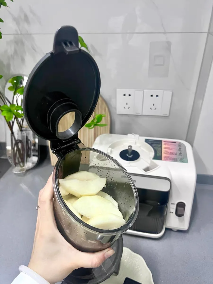 يمكن للعصارة المزودة بفتحة تغذية أوسع بمقدار 12 سم استيعاب قطع أكبر من الطعام، مما يلغي الحاجة إلى تقطيع الفواكه والخضروات، ويمكنها استخلاص العصير بسرعة