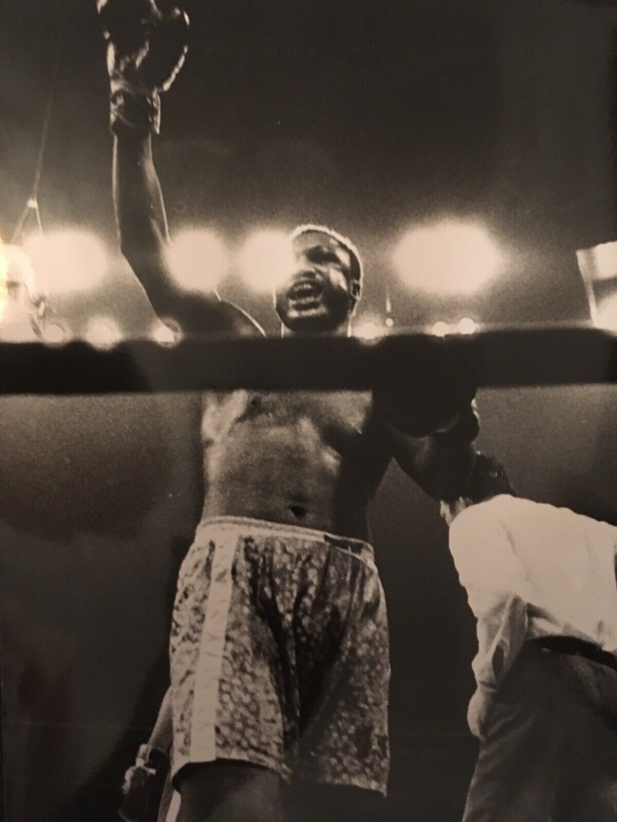 JOE FRAZIER - LEGENDARY HEAVYWEIGHT BOXER - EXCELLENT UNSIGNED Photo Poster paintingGRAPH