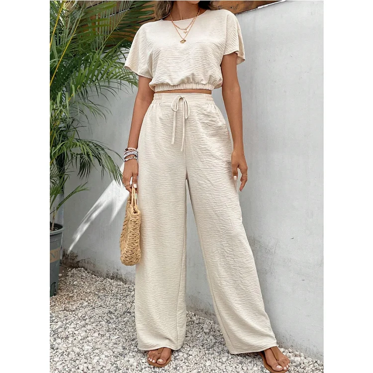 Completo due pezzi da donna con top a maniche corte e pantaloni a gamba dritta e ampia.