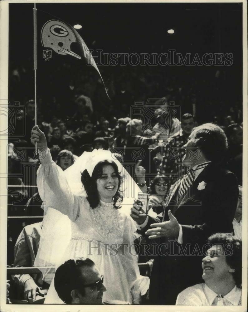 Press Photo Poster painting Real Green Bay Packers fans spend wedding night at football game