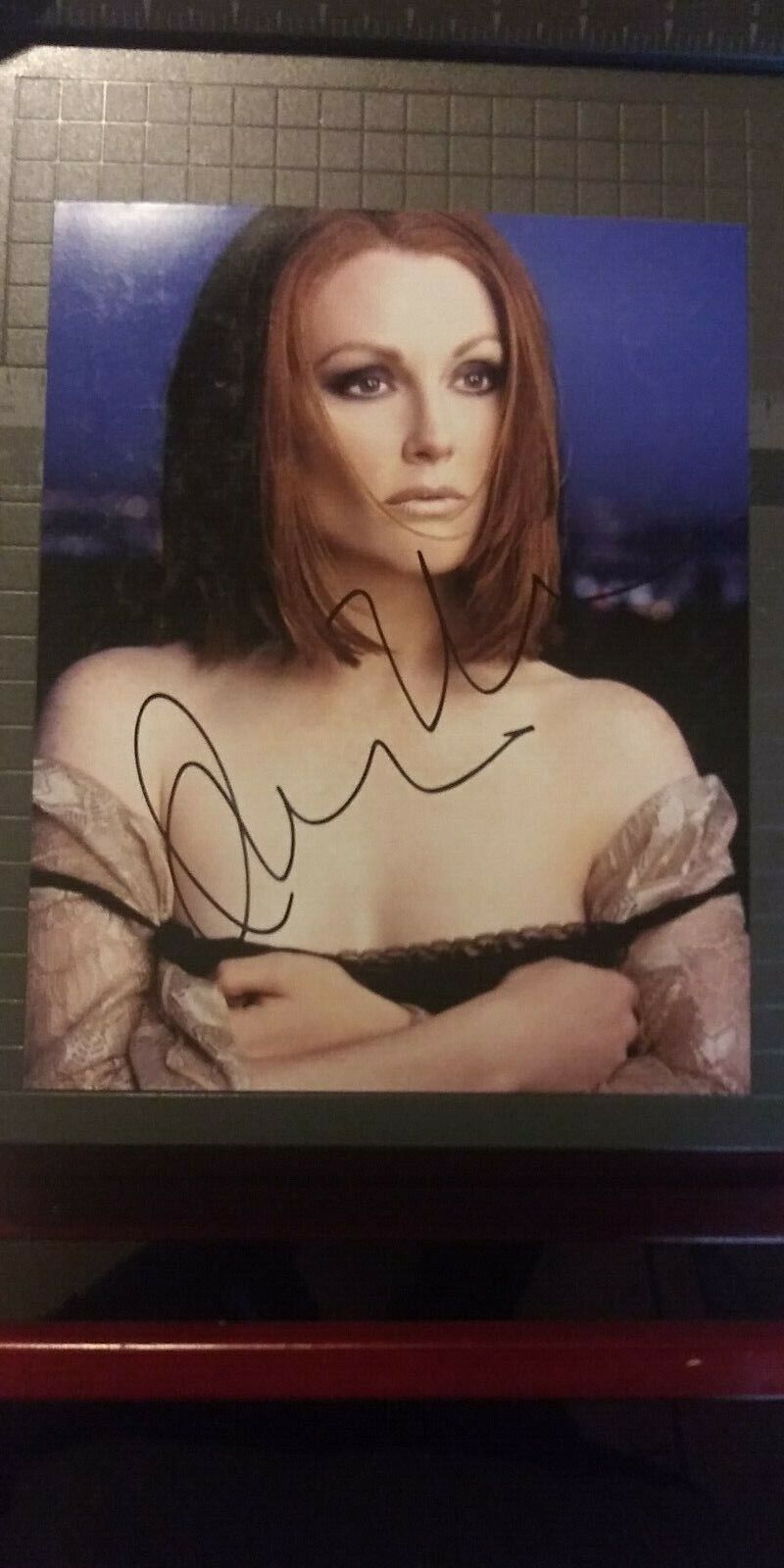 Julianne Moore signed 8x10