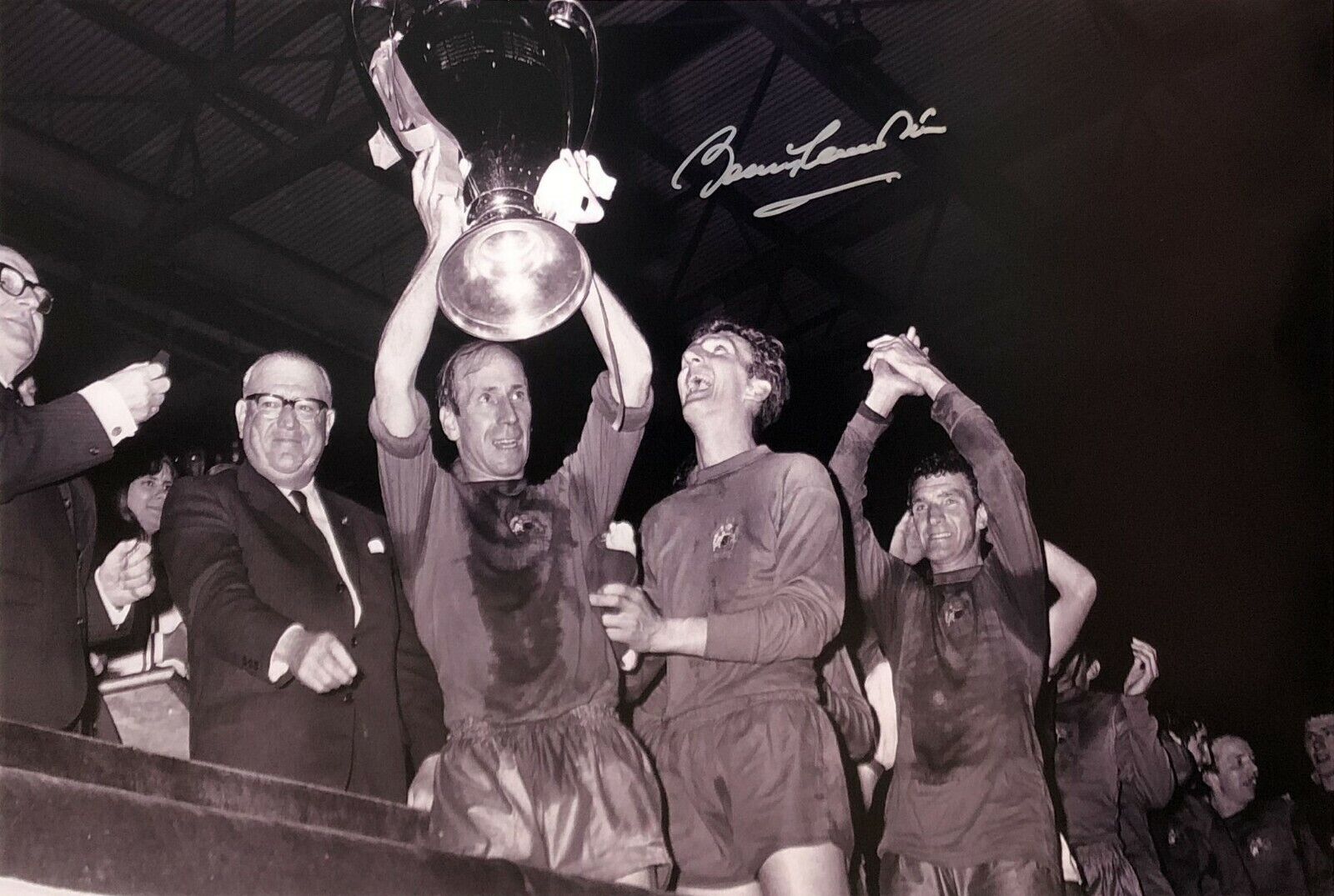 BOBBY CHARLTON SIGNED MANCHESTER UNITED 1968 EUROPEAN CUP FINAL 30x20 Photo Poster painting
