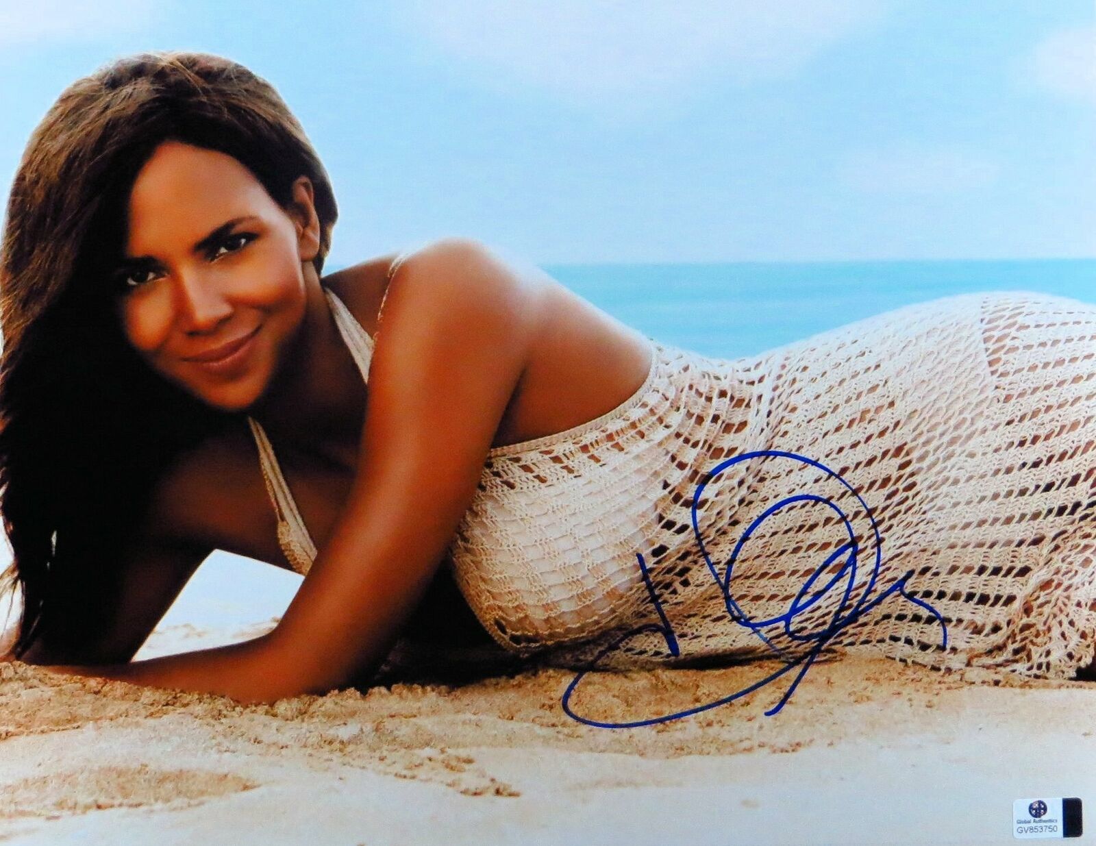 Halle Berry Signed Autographed 11X14 Photo Poster painting Gorgeous Sexy on Beach GV853750