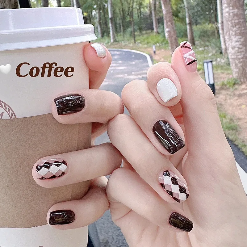 Qinice 24Pcs/Set Milkshake Diamond Lattice Wearing False Nails Tips Fall Winter Adhesive Fake Nails Removable French Press on Nail Art