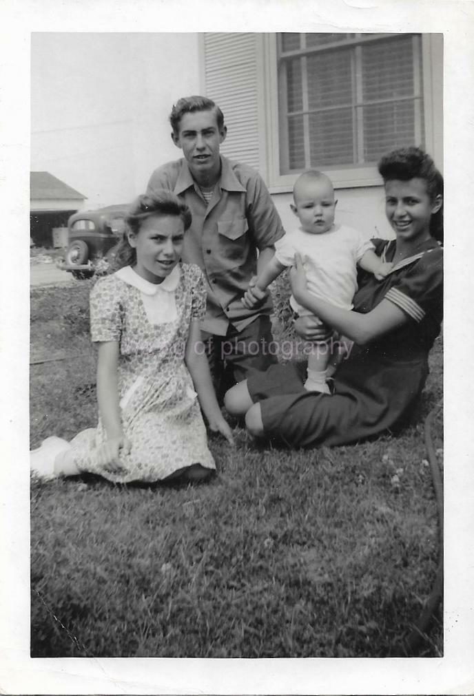 1940's FAMILY FOUND Photo Poster painting Original BLACK and WHITE Portrait Photo Poster paintingGRAPHY D 02 9 G