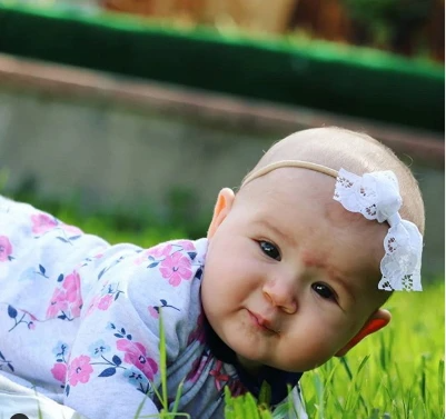  Scalloped white lace bow headband - RSDP-Rebornbabypuppen-Rebornbabypuppen.de