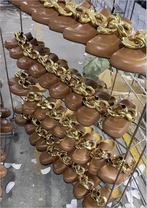 Sandals Brand Designed Women's Slippers Fashion Big Gold Chain Sandals Shoes Mul Round Toe Slippers Flat Heel Casual Slippers 42