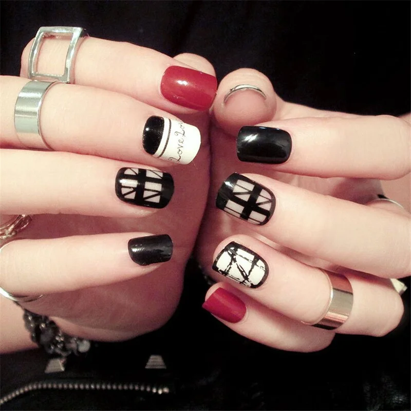 24Pcs False Nail Elegant Black White Lattice  Line Pattern Decorated Short Lady Full Cover Press on Nails with Glue Sticker-Nail Inspo