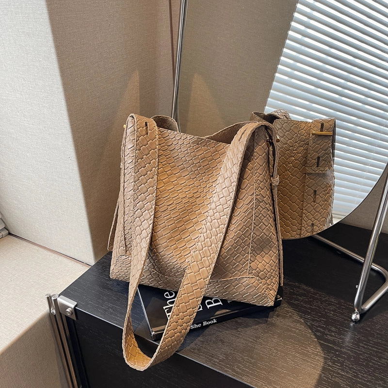 Women’s Medium Pu Leather Solid Color Streetwear Weave Square Magnetic Buckle Shoulder Bag