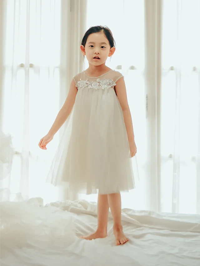 Daisda Sleeveless Jewel Neck Ball Gown Flower Girl Dress Knee Length Tulle With Buttons Pearls Appliques