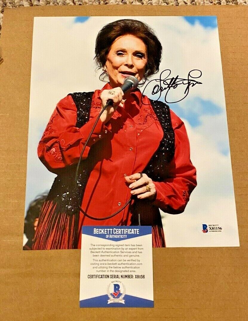 LORETTA LYNN SIGNED COUNTRY MUSIC 8X10 Photo Poster painting BECKETT CERTIFIED #2