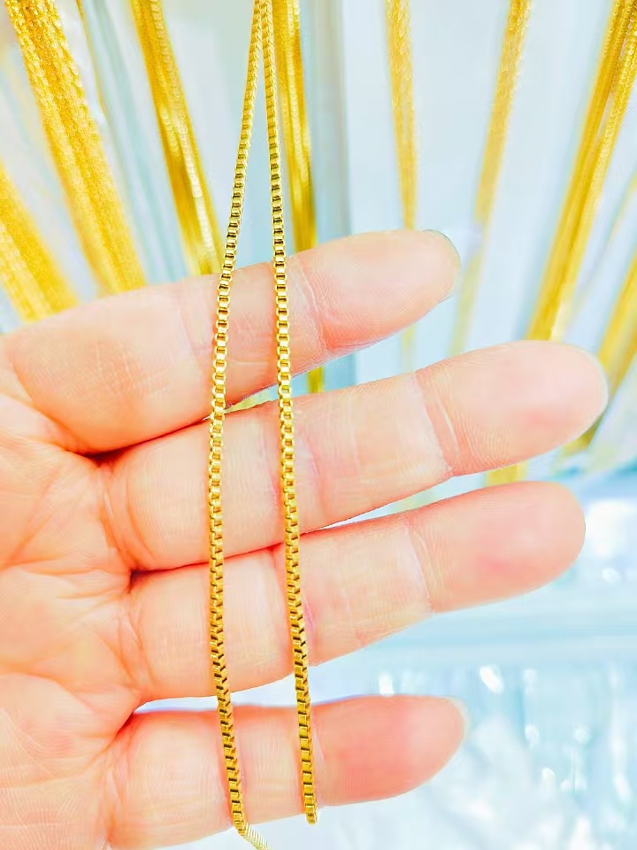 Interchangeable chains that can be worn as a minimalist necklace.