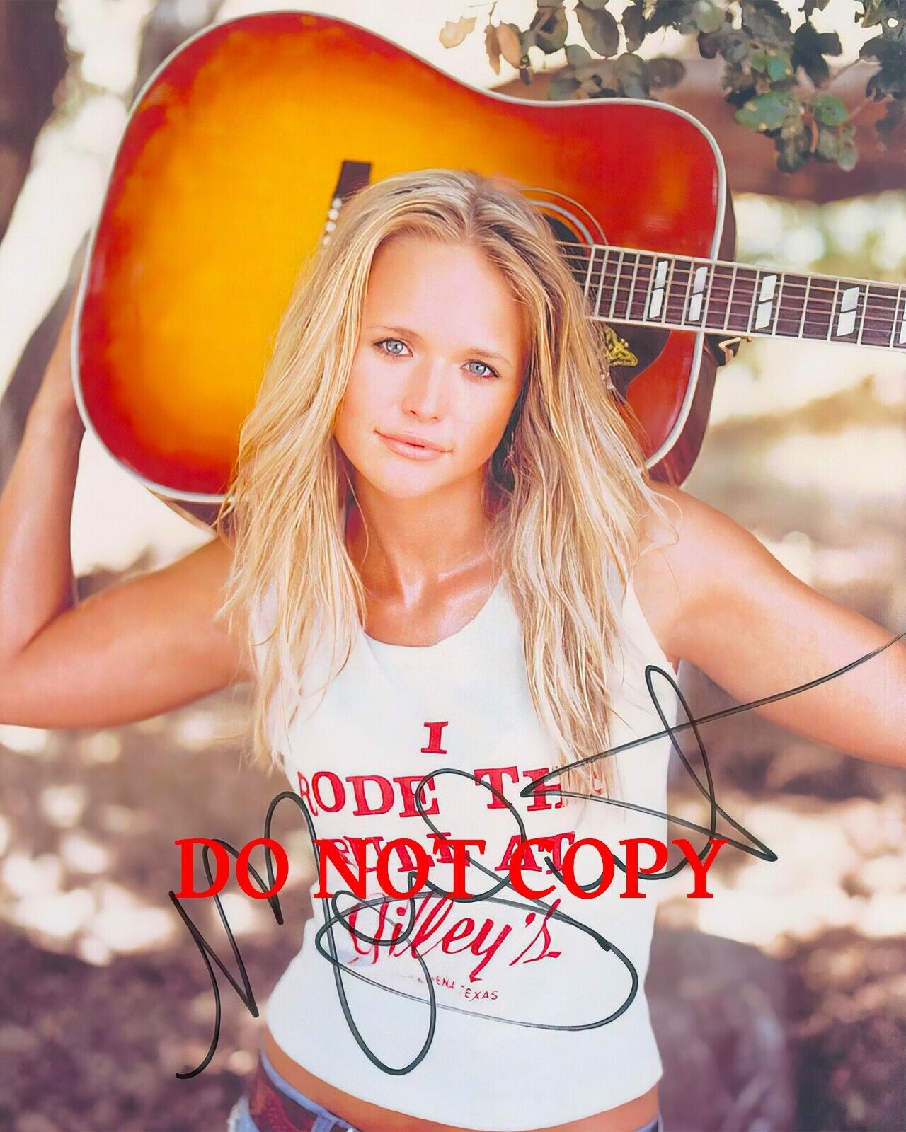 Miranda Lambert - Autographed Signed 8x10 Photo Poster painting (Mama's Broken Heart