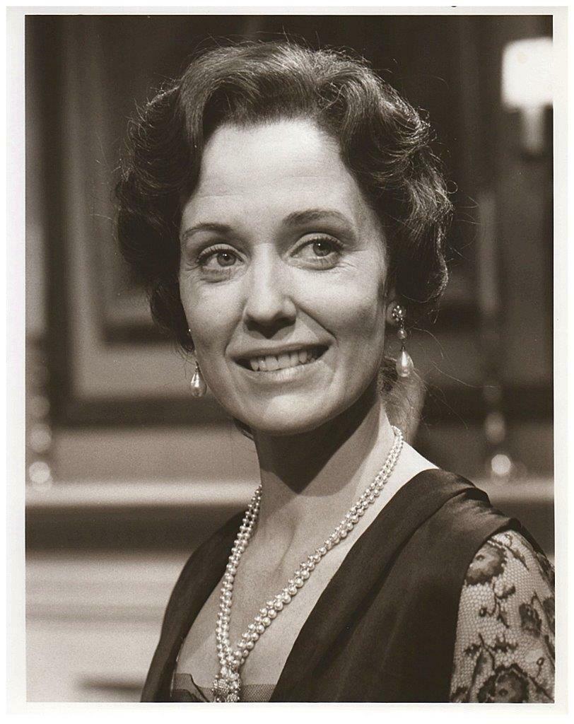 Elizabeth Hubbard 8x10 Picture Simply Stunning Photo Poster painting Gorgeous Celebrity #174