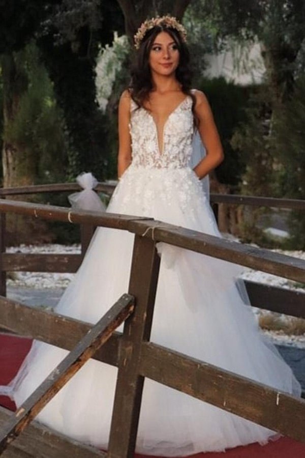 Luluslly Gorgeous Long V-Neck Tulle Lace Wedding Dress With Appliques