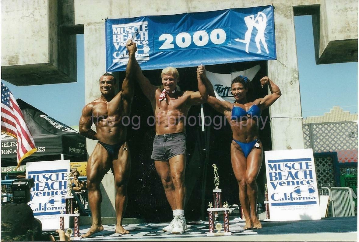 Muscle Beach Bodybuilders FOUND Photo Poster painting Color MUSCLE MAN WOMAN Original 08 4