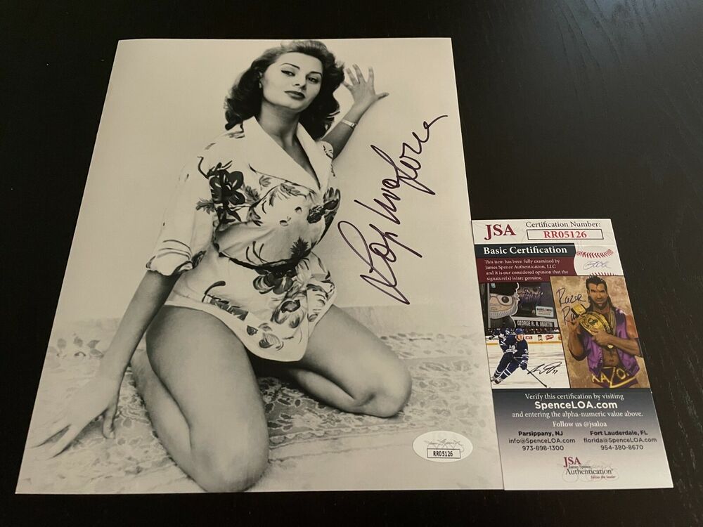 SOPHIA LOREN SIGNED 8X10 Photo Poster painting  AUTOGRAPHED HOLLYWOOD LEGEND  4