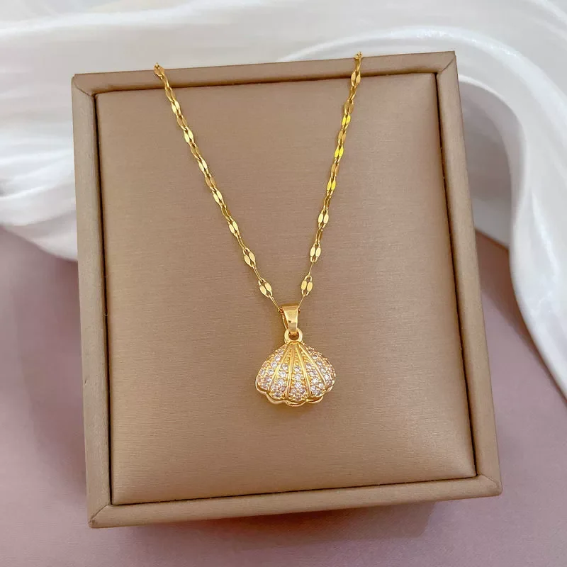 Necklace with shells and pearls (shells can be opened)