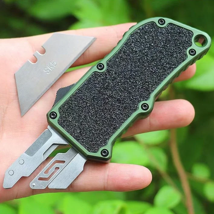 Switchblade Utility Knife With Replaceable Blade
