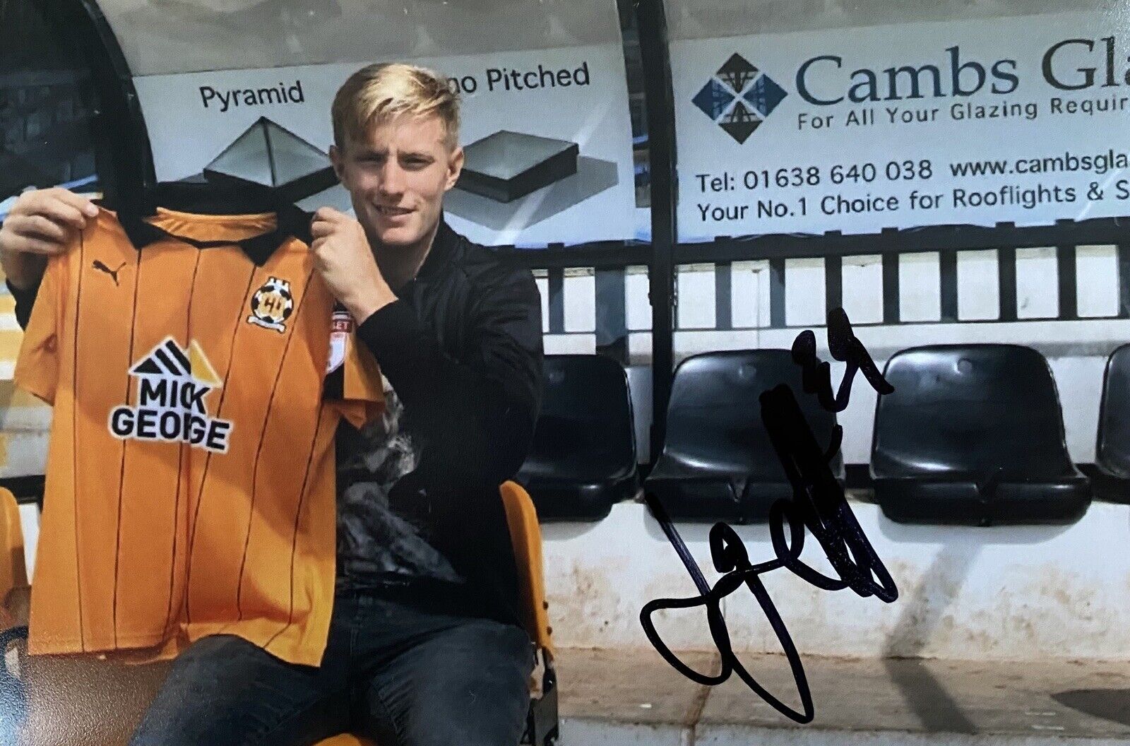 Joe Pigott Genuine Hand Signed 6X4 Cambridge United Photo Poster painting