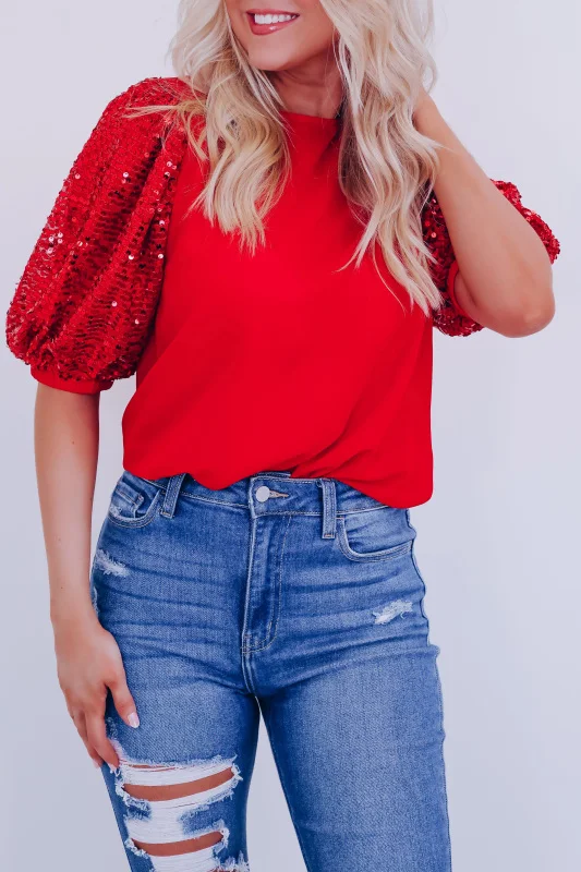 Casual short-sleeved top with sequined sleeves